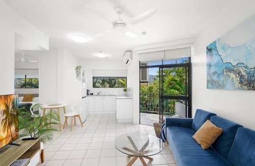 Trinity Beach Apartment | Luxurious Studio with Lush Mountain Views