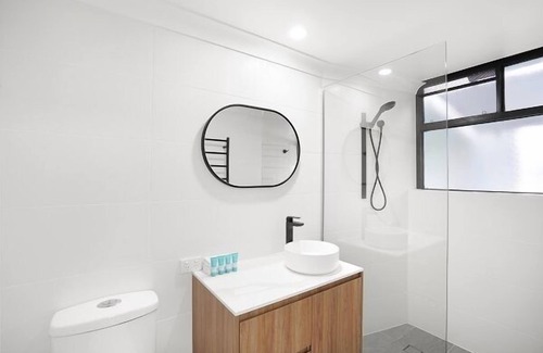 Trinity Beach Apartment | Luxurious Studio with Lush Mountain Views