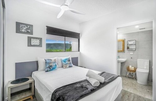 Trinity Beach Apartment | Luxurious Studio with Lush Mountain Views