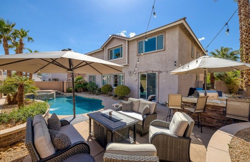 Spring Valley House | Luxurious Summerlin S. 6BR/4BA Chef Kitchen, Saltwater Pool/Jacuzzi, w/Cleaner