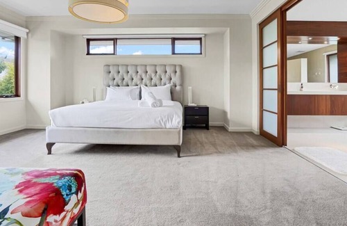 Mont Albert House | Luxurious Surrey Hills Retreat+Private Pool