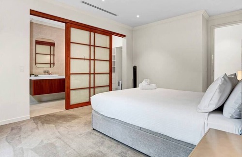 Mont Albert House | Luxurious Surrey Hills Retreat+Private Pool