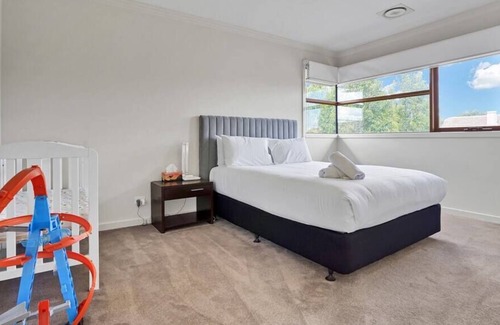 Mont Albert House | Luxurious Surrey Hills Retreat+Private Pool