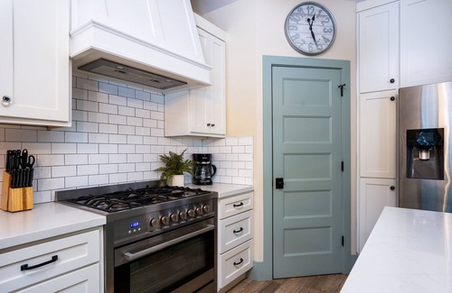 Pioneer Trail Cabin | Luxurious Tahoe Escape: Hot tub, Arcade, Fireplace, and more+