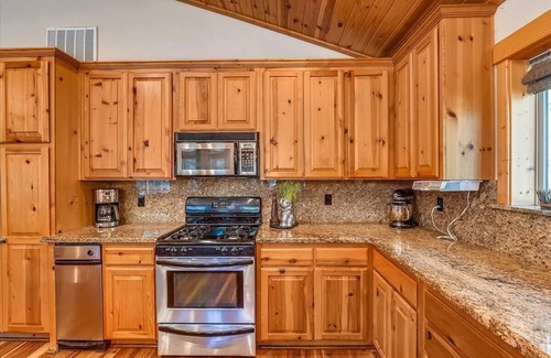 Truckee Cabin | Luxurious Tahoe Donner Cabin/Pool Table/Resort Amenities/Hot Tub seats 7