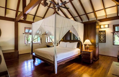 Nuea Khlong Villa | Luxurious direct beachfront villa with sweeping views of Phi Phi Island