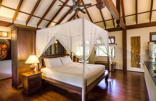 Nuea Khlong Villa | Luxurious direct beachfront villa with sweeping views of Phi Phi Island