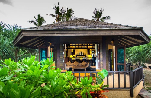 Nuea Khlong Villa | Luxurious direct beachfront villa with sweeping views of Phi Phi Island