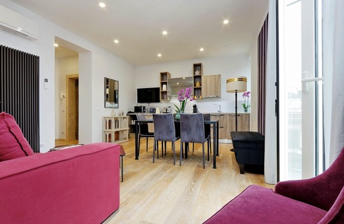 Rione XVI Ludovisi Apartment | Luxurious three-roomed apartment with balcony on the corner of Via Veneto