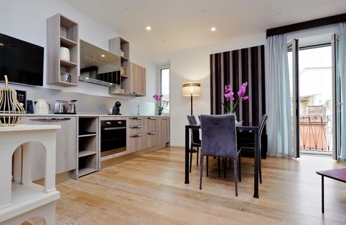 Rione XVI Ludovisi Apartment | Luxurious three-roomed apartment with balcony on the corner of Via Veneto