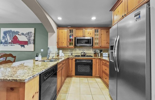 Copper Mountain Village House | Luxurious Town Home, Short Walk to Lifts, Private Hot Tub 164B