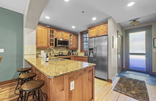 Copper Mountain Village House | Luxurious Town Home, Short Walk to Lifts, Private Hot Tub 164B