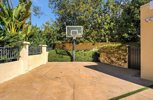 The Bird Streets Villa | Luxurious Trousdale Estate with Expansive Grounds