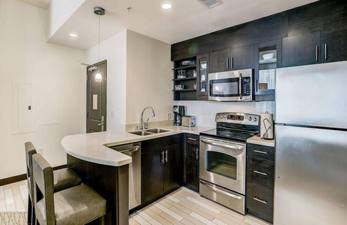 Northeast Virginia Beach Resort | Luxurious two bedroom at the sophisticated Oceanaire Resort Hotel on VA Beach.