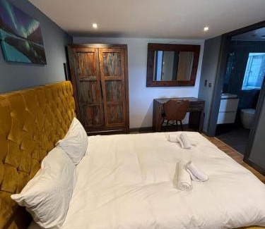 Portree Apartment | Luxurious, Unique & Elegant Cottage with Hot Tub