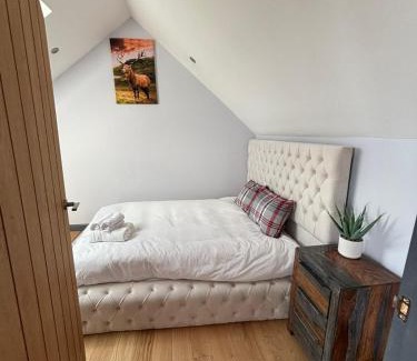 Portree Apartment | Luxurious, Unique & Elegant Cottage with Hot Tub