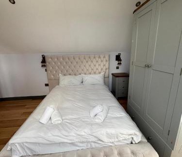 Portree Apartment | Luxurious, Unique & Elegant Cottage with Hot Tub