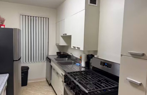 La Brea Apartment | Luxurious unit in Park La Brea