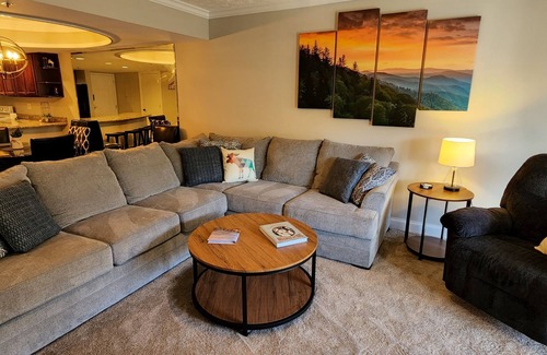 Gatlinburg Condo | Luxurious, updated condo with spectacular mountain views and close to everything