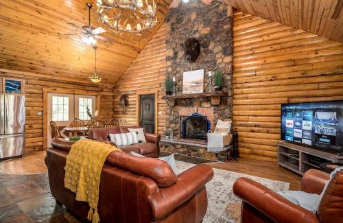 Henryville House | Luxurious Vacation Rental for Groups near Hoosier National Forest, Indiana