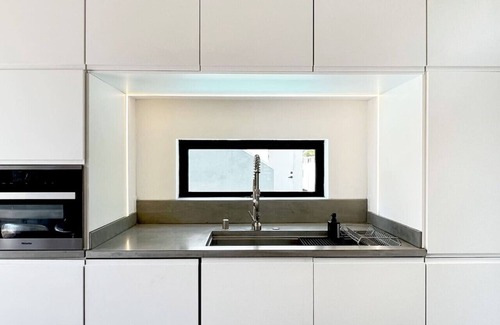 Del Rey Apartment | Luxurious Venice Beach Oasis Modern Home