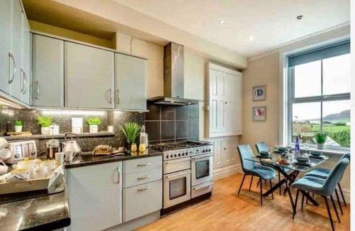 Tywyn House | Luxurious Victorian Seaside House - 3 bedrooms & 3 bathrooms. Private parking.