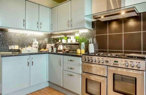 Tywyn House | Luxurious Victorian Seaside House - 3 bedrooms & 3 bathrooms. Private parking.