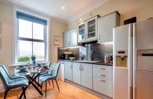 Tywyn House | Luxurious Victorian Seaside House - 3 bedrooms & 3 bathrooms. Private parking.