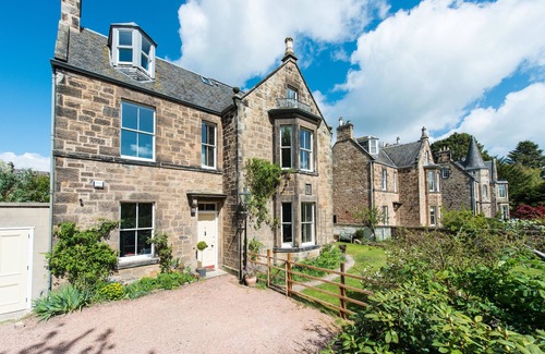 Eskbank House | Luxurious Victorian Villa, Eskbank, Near Edinburgh, Sleeps 10. Parking & Garden