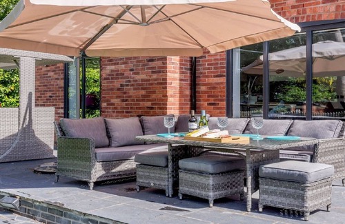 Horning Villa | Luxurious Villa - Hot Tub - Garden - 3 Bath - Pets