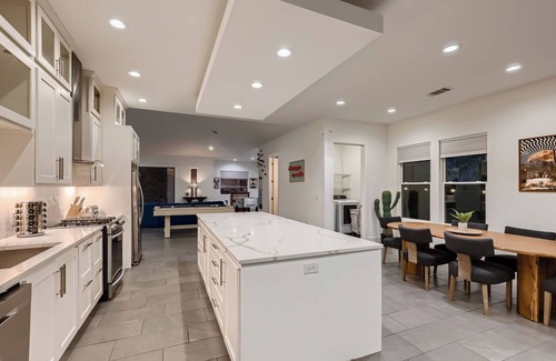 Galindo House | Luxurious Villa in the heart of Austin 5 minutes to Downtown and SoCo + Hot Tub