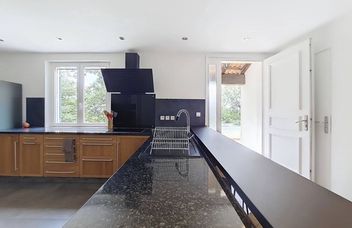 Mons House | Luxurious Villa near Lake Saint-Cassien: 5BR, Private Pool, Golf, Vineyard, Forest, Scenic Views