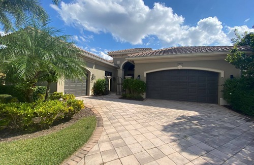 Naples Villa | Luxurious villa with lake view and great facilities
