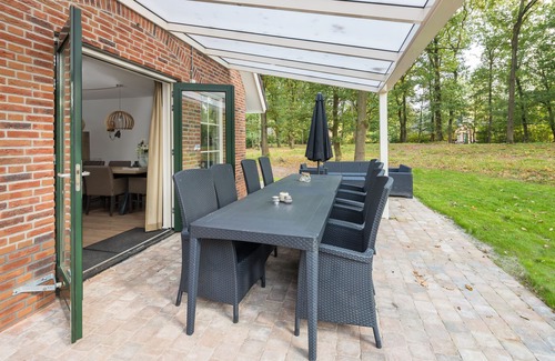 Hooghalen House | Luxurious villa with sun shower, in a wooded area