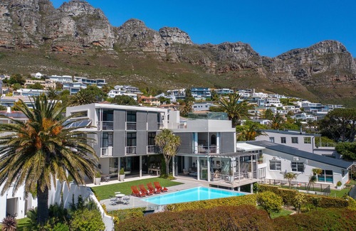 Camps Bay Villa | Luxurious villa with magnificent views, located at the foot of Table Mountain.