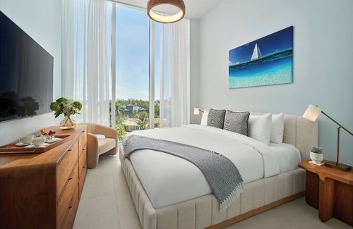 17th Street Causeway Hotel | Luxurious Waterfront Room w/Spacious Balcony + Marina View