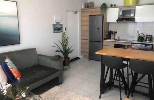 Greater Johannesburg Metropolitan Area Condo | Luxurious Waterfall 1 bedroom Condo