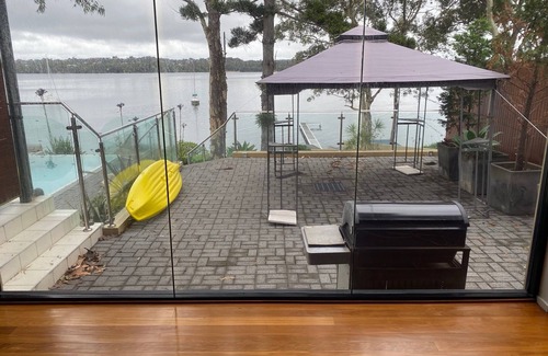 Coal Point House | Luxurious Waterfront at Lake Macquarie