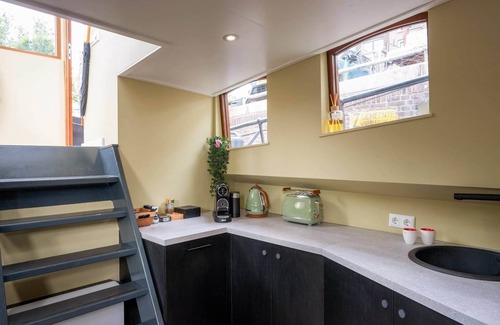 Amsterdam City Centre Boat Rental | Luxurious wellness houseboat - Captains Cabin