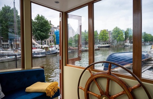 Amsterdam City Centre Boat Rental | Luxurious wellness houseboat - Captains Cabin
