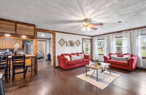 Southeast Houston House | Luxurious Western Home w/firepit,