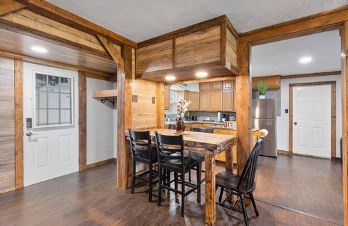 Southeast Houston House | Luxurious Western Home w/firepit,