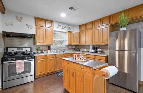 Southeast Houston House | Luxurious Western Home w/firepit,