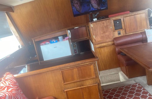Beaufort Boat Rental | Luxurious yacht with 2 bedrooms and AC, WiFi in beautiful Beaufort