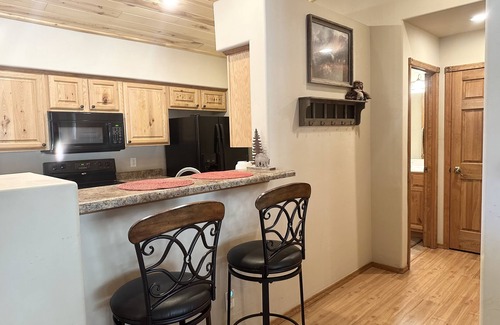 Show Low Cabin | Luxurious Year Round Retreat, Sleeps 6, Gorgeous Views!