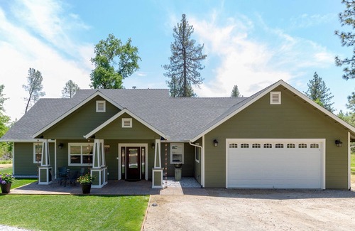 Mariposa House | Luxurious Yosemite Mountain Home , Spa, Pool, Miniature Ponies! and Gameroom