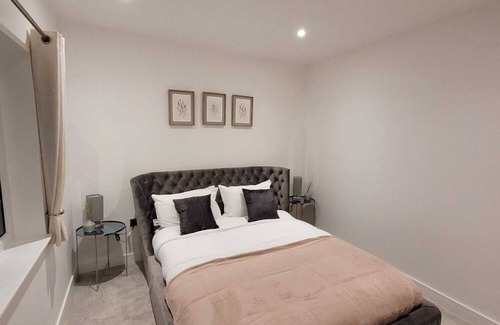 Wainscot Apartment | Luxury 1 Bed Apartment In The Heart Of Rochester