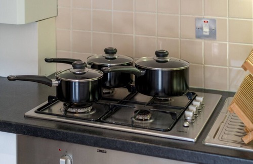 West Kensington Apartment | Luxury 1 bed Apt Sleeps 5, Barons Court 5m to tube