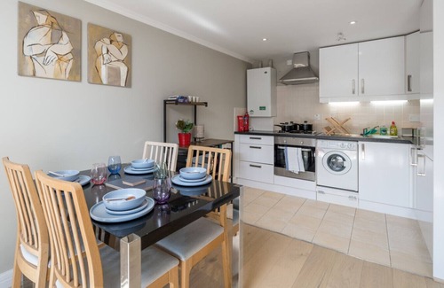 West Kensington Apartment | Luxury 1 bed Apt Sleeps 5, Barons Court 5m to tube