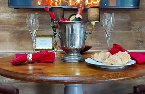 Henryd Cabin | Luxury 1 bed lodge large gardens , close to Conwy